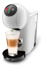 Cafeteira Dolce Gusto Genio S branca com café latte em copo, luzes verdes.