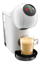 Cafeteira Dolce Gusto branca, painel preto, xícara de café com espuma.