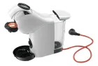 Cafeteira Dolce Gusto Genio S branca, com cápsula laranja e cabo de energia vermelho.