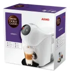 Cafeteira Dolce Gusto Genio S branca com bebida em copo, na caixa roxa.