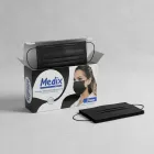 Máscaras descartáveis Medix pretas em caixa aberta e empilhadas ao lado.