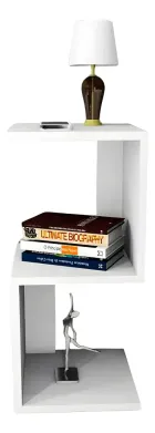 Mesa de cabeceira Amsterdã branca em Z com luminária, livros e escultura.