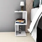 Mesa de cabeceira Amsterdã branca em Z com abajur, livros e estatueta.