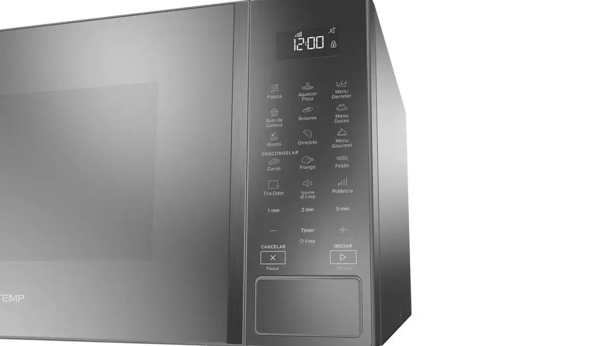 Micro-ondas aberto mostrando capacidade interna