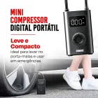 Mini Compressor Digital Simake preto com display digital sendo usado em pneu.