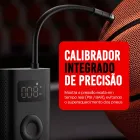 Mini Compressor Digital preto com display 008 psi e mangueira em bola de basquete.