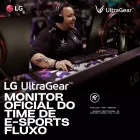 Gamer sorrindo com fones, jogando em Monitor Gamer LG UltraGear preto