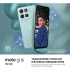 Moto G15 verde-claro e preto com tela exibindo mulher sorrindo e gotas d'água