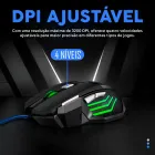 Mouse gamer preto com luzes LED verdes, design angular e cabo azul.
