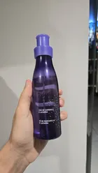 Mão segura frasco roxo Natura Tododia Todanoite Body Splash com pontos brancos.