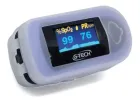 Oxímetro digital G-tech cinza com tela OLED azul exibindo 99 SpO2