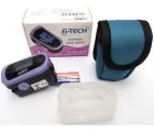 Oxímetro Digital G-tech roxo e preto, estojo azul, capa transparente e caixa branca.
