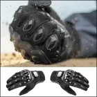 Par de Luvas Motoqueiro pretas com protetores rígidos nos dedos e dorso.