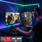 Homem jogando PC Gamer Completo preto com monitor, teclado e gabinete RGB.