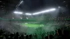 Playstation 4 Slim: Estádio de futebol verde com torcida e luzes brilhantes.