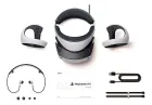 Playstation VR2 branco, dois controles, fones e cabos em fundo branco.