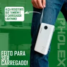 Mão segurando Power Bank Pholex branco com alça cinza e número 20
