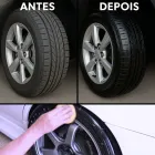 Pneu de carro seco e brilhante com pretinho, sendo aplicado com esponja.