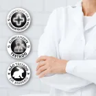 Pessoa de jaleco branco com selos Principia Protetor Solar: dermatologistas, testado, cruelty-free