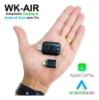 Mão segurando adaptador Carplay Android Auto preto mini e um conector USB-C.
