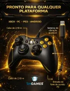 Controle Xbox 360 preto com botões dourados, cabo USB e entrada P2