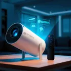 Projetor smart portátil branco cilíndrico, luz azul, ícones e controle remoto preto.
