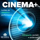 Lente de projetor emitindo luz azul brilhante com grade circular.