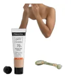 Protetor Solar Principia cor pêssego, tampa preta, rolo jade verde e braços de pessoa.