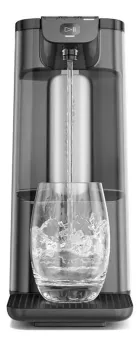 Purificador de Água Electrolux PE12P preto, dispensando água em copo transparente com respingos.