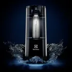 Purificador de água Electrolux preto com filtro prata e água espirrando