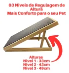 Rampa para cachorro de madeira clara com superfície preta texturizada e suporte ajustável.