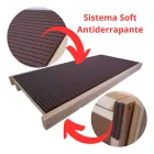 Rampa para cachorro com superfície marrom escura antiderrapante e base de madeira clara.