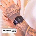 Relógio G-shock preto digital no pulso tatuado