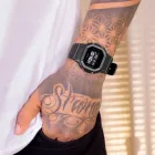 Relógio G-shock digital preto no pulso tatuado de um homem