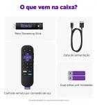Roku Streaming Stick, controle remoto preto, cabo USB e duas pilhas roxas.