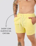 Short amarelo com elástico na cintura e cordão branco.