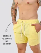 Short amarelo com cordão branco ajustável na cintura e bolsos.
