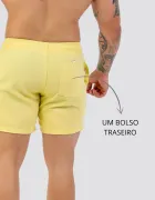 Bermuda amarela masculina com bolso traseiro.