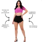 Mulher com short jeans feminino preto barra desfiada e top rosa