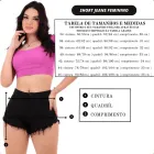 Modelo com Short Jeans Feminino preto cintura alta barra desfiada e tabela de medidas.