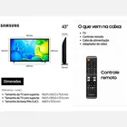 Smart TV Samsung 43 preta com tela colorida, dimensões e controle remoto.
