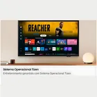Smart TV Samsung preta na parede com tela exibindo streaming e lâmpada.