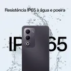 Smartphone Oppo A5 Roxo com três câmeras traseiras e respingos de água