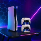 Suporte PS5: console branco vertical e dois controles brancos