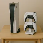 Suporte Mesa Base Vertical para PS5 branco com base preta e dois controles brancos