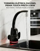 Torneira Elétrica Prima Touch Zagonel preta brilhante, água fluindo para pia escura, luz vermelha.